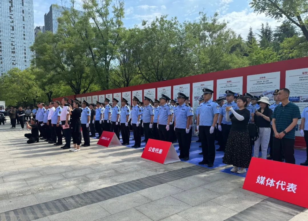 律师新闻丨我所丁辉律师受邀参加全省侵权假冒伪劣商品统一销毁行动启动仪式 2004.6.18本站讯(图1) 律师新闻丨我所丁辉律师受邀参加全省侵权假冒伪劣商品统一销毁行动启动仪式 2004.6.18本站讯(图1)