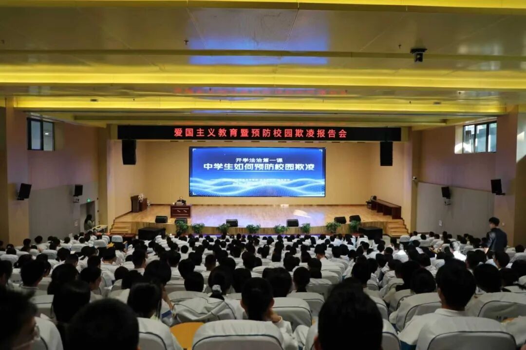 丁辉律师受邀在陕西师范大学陆港中学、高新一中陆港中学开展“开学法治第一课”