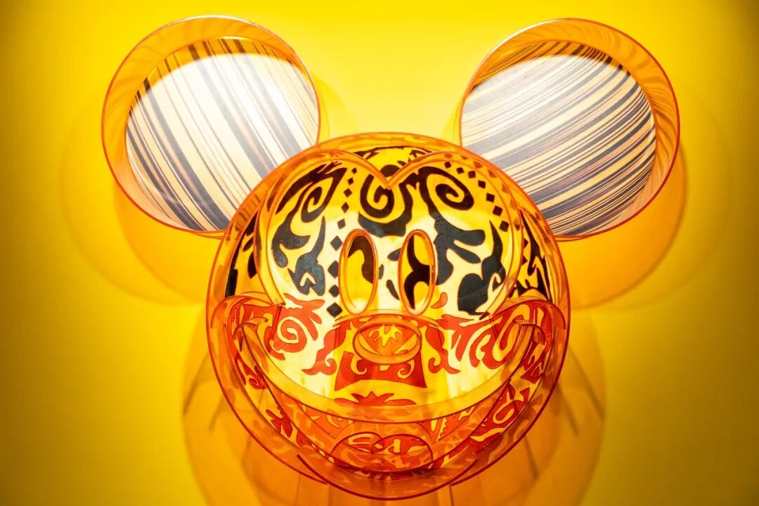 李木子《彝纹米奇》2021,架上装置,亚克力,手工绣片175.4 × 203.