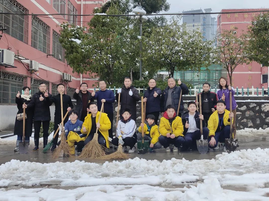 天寒雪飘情暖校园万载县第三中学师生志愿扫雪除冰