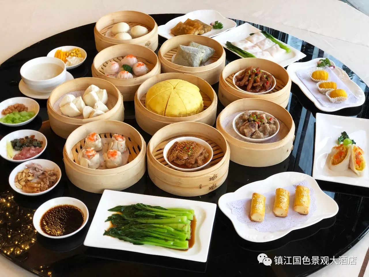 港式早茶即香港式的早餐茶点 一种传统的民间饮食风俗 在广东,人们有