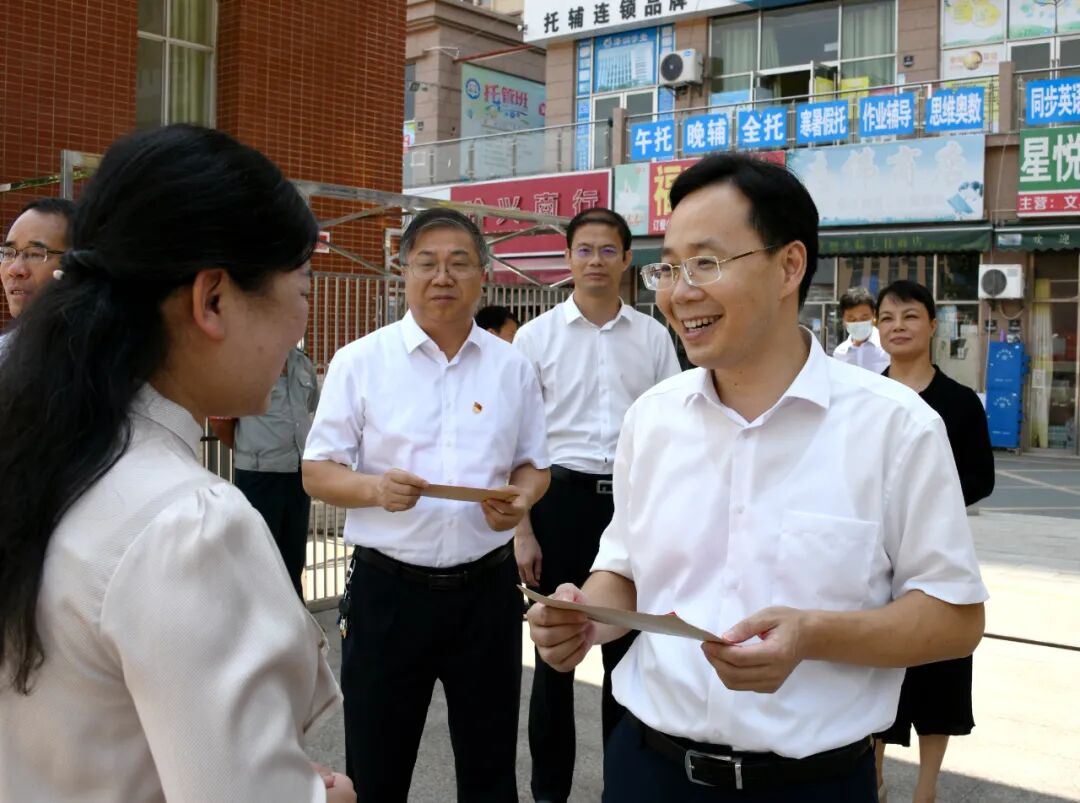 县委书记袁炎为全县广大教育工作者送上了节日的问候和美好祝愿