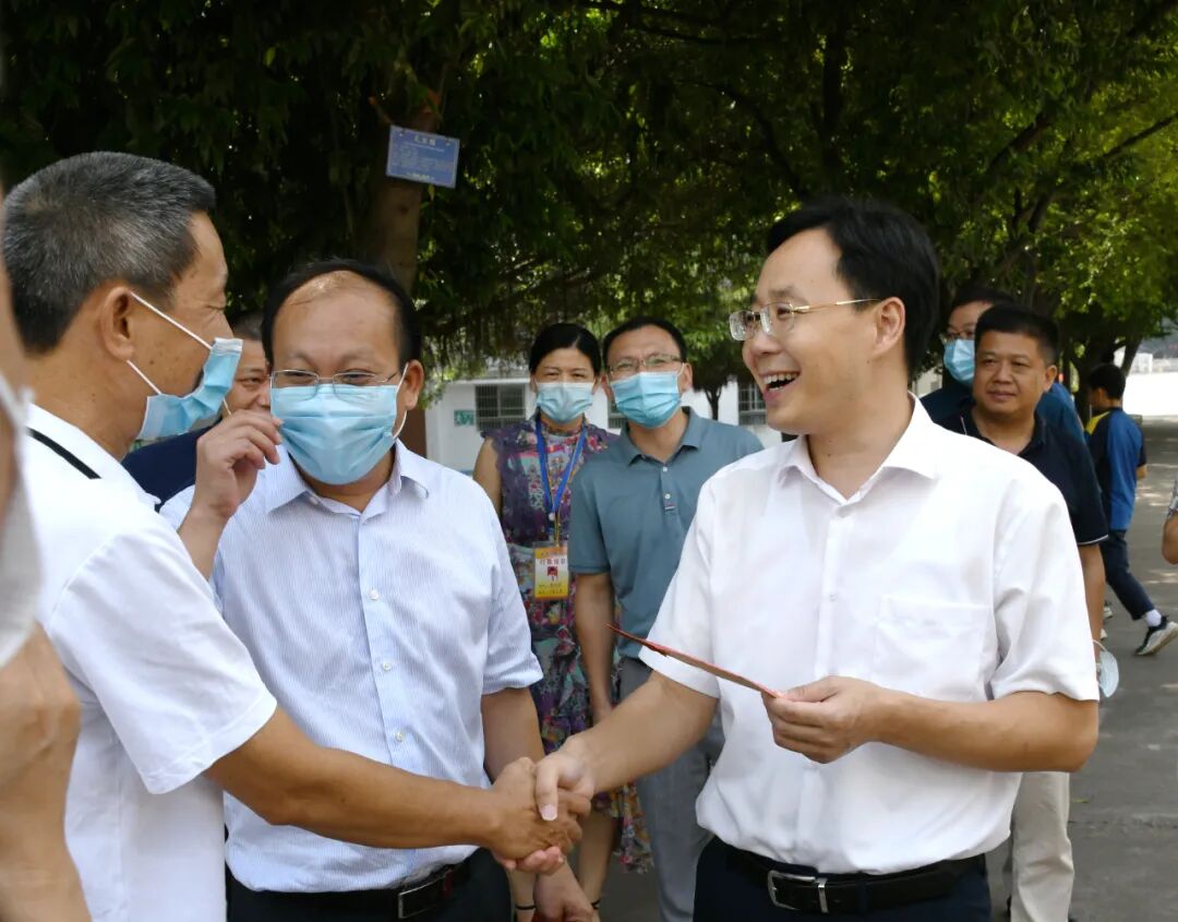 县委书记袁炎分别来到信丰三中,信丰九小,桃江幼儿园,星村中学,星村