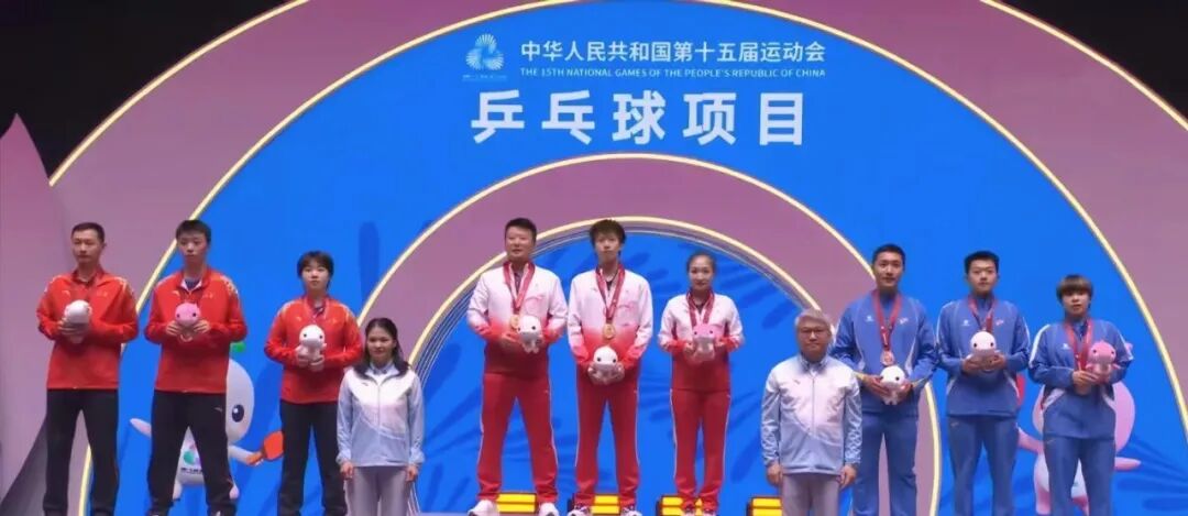 樊振东与王楚钦拥抱致意,15届全运会樊振东4：2王楚钦成功晋级决赛，赛后俩人热情拥抱..