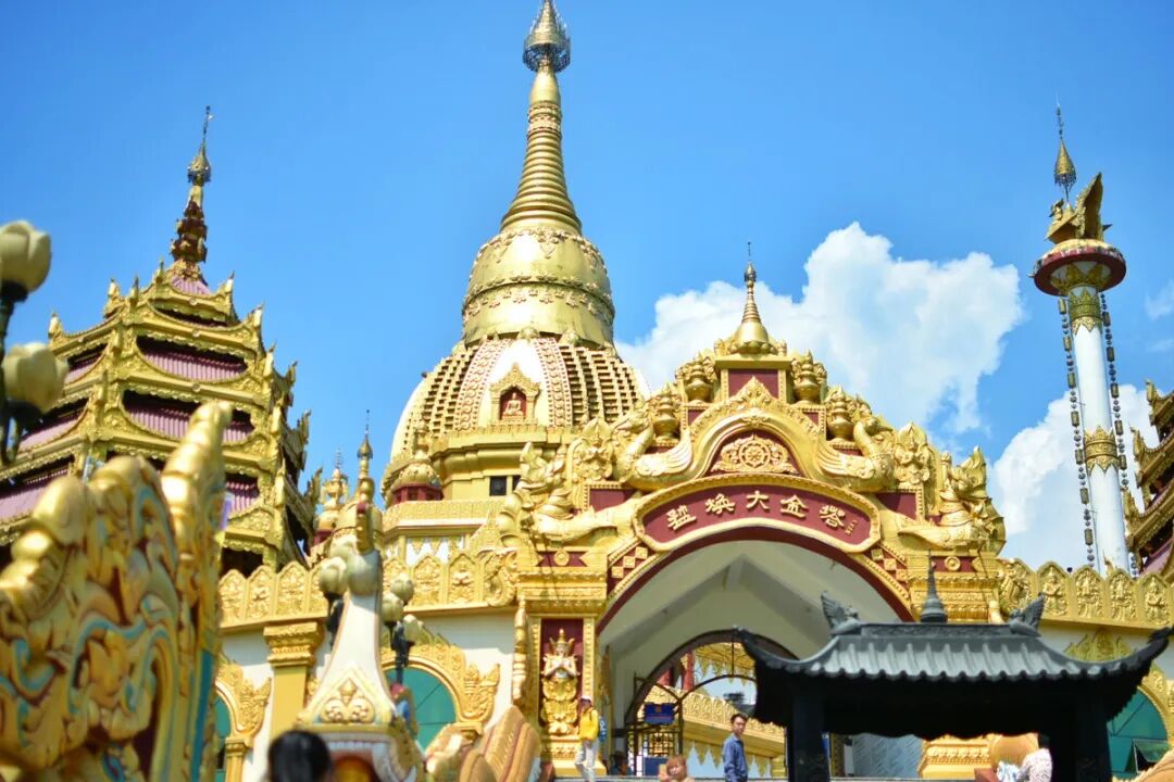 金塔】中国第一金佛塔,也是亚洲第一空心佛塔属南亚傣王宫的建筑风格