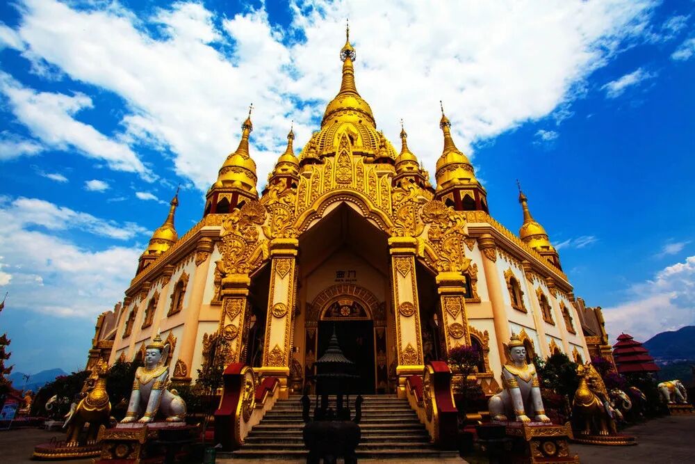 金塔】中国第一金佛塔,也是亚洲第一空心佛塔属南亚傣王宫的建筑风格