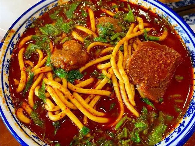山西临汾牛肉丸子面的做法，特色美食，香辣解馋