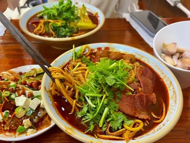 山西临汾牛肉丸子面的做法，特色美食，香辣解馋