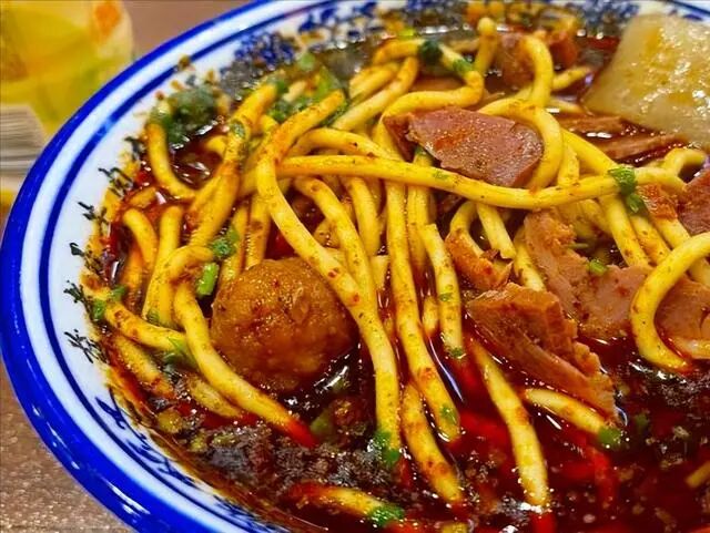 山西临汾牛肉丸子面的做法，特色美食，香辣解馋