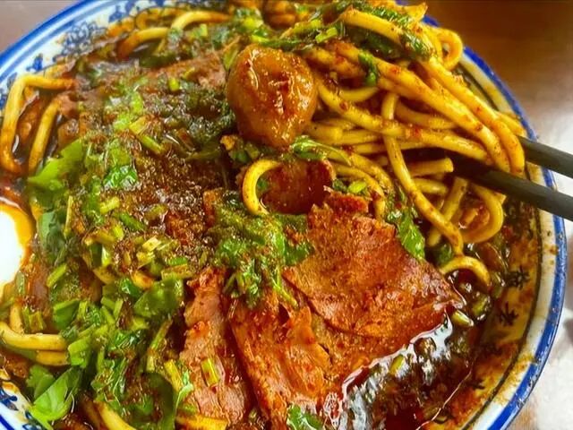 山西临汾牛肉丸子面的做法，特色美食，香辣解馋