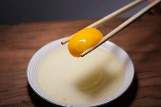 清水炒鸡蛋的做法，不放一滴油，清淡又鲜嫩的水炒蛋