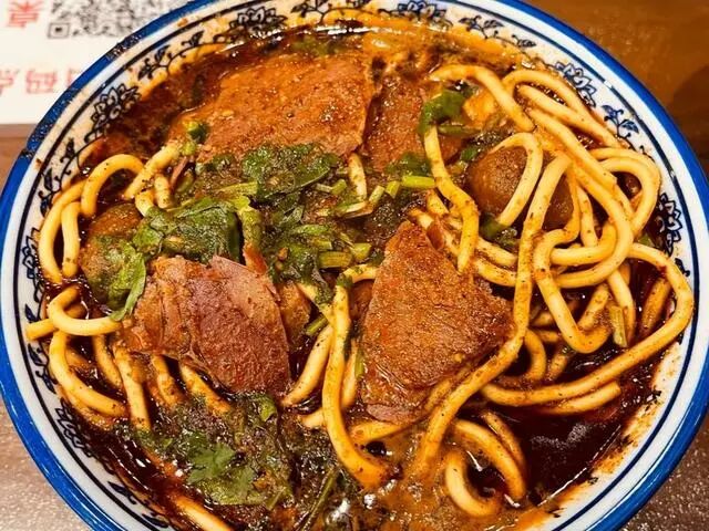 山西临汾牛肉丸子面的做法，特色美食，香辣解馋