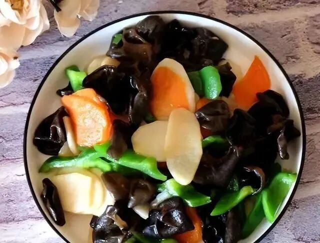 胆固醇的“克星”找到了，多吃这4种蔬菜，预防心血管疾病