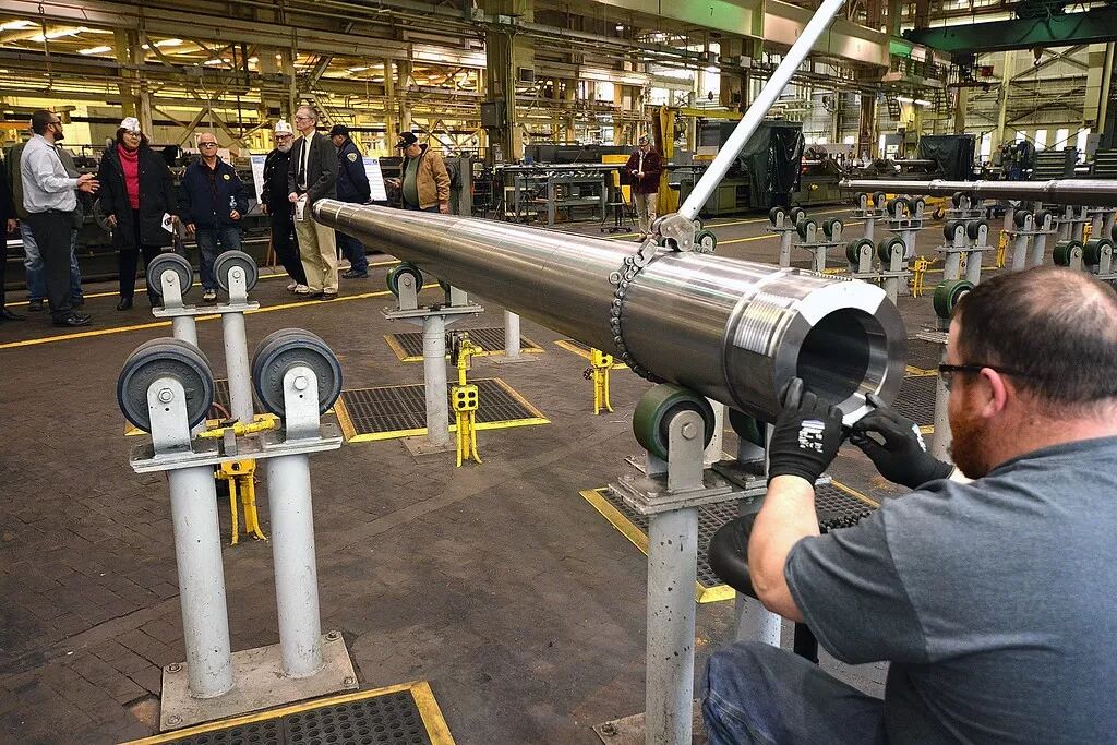 花了1.8亿，最先进的径向精锻机进厂，全球就两台的图2