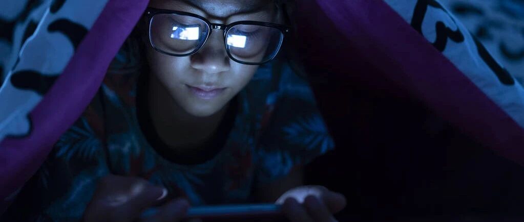 老师提醒：防止孩子沉迷手机，家长要做好这3件事（附分年龄段建议）