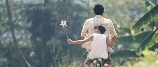 青春期的孩子是行走的炸弹！当了27年班主任，想给父母提2个建议