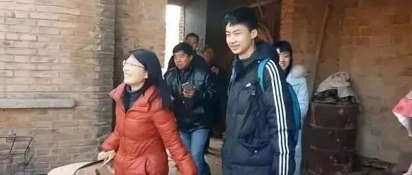 高考744分，清华校长亲自来接！进家门才发现，母亲瘫痪在床，父亲精神失常...