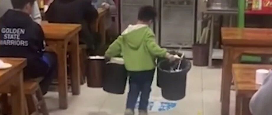 男孩帮父母干活，一次拿4个垃圾桶惹关注：孩子这么小就干这么多活？