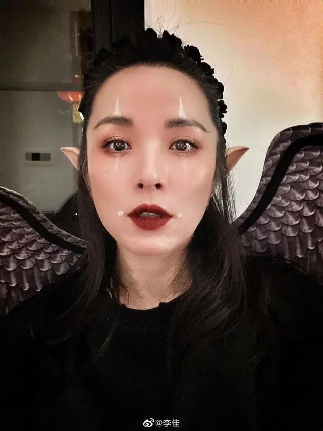 靳东二婚妻子曝光，44岁白发丛生眼神凌厉，这些年她过的如何？（组图） - 1