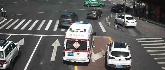 车主给救护车让道被扣6分，申诉被拒绝，交警：礼让方式不正确