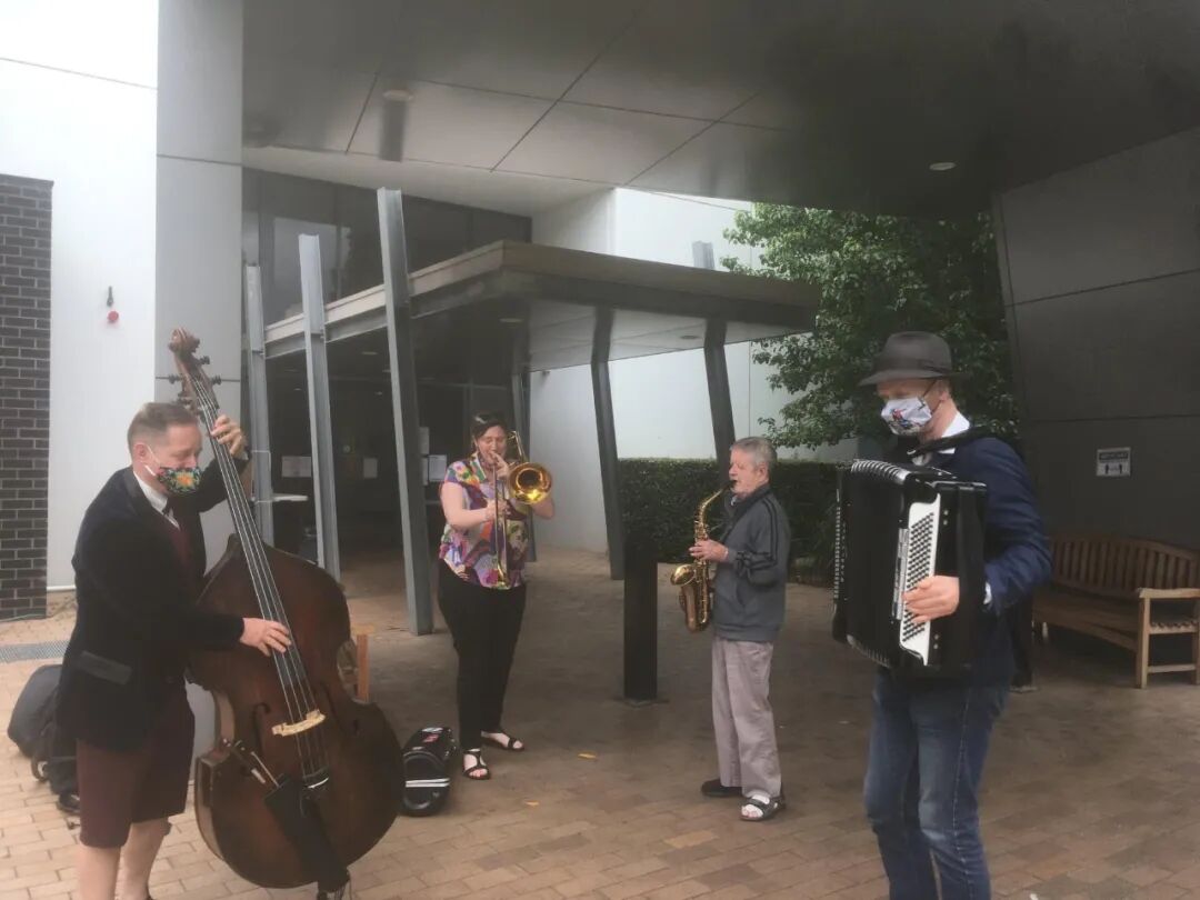 今天，墨尔本封锁几个月期间最感人的一个场景终于被曝光了 - 24