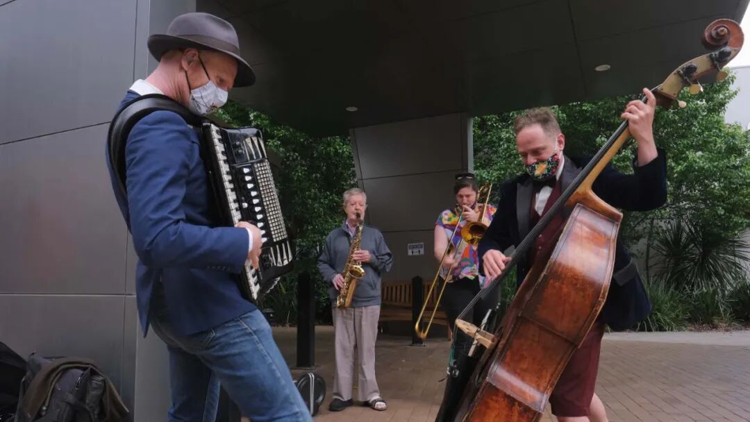 今天，墨尔本封锁几个月期间最感人的一个场景终于被曝光了 - 19