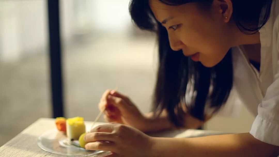 



短片| 月饼吃腻了，这里还有菓子，她们各个貌美如花
