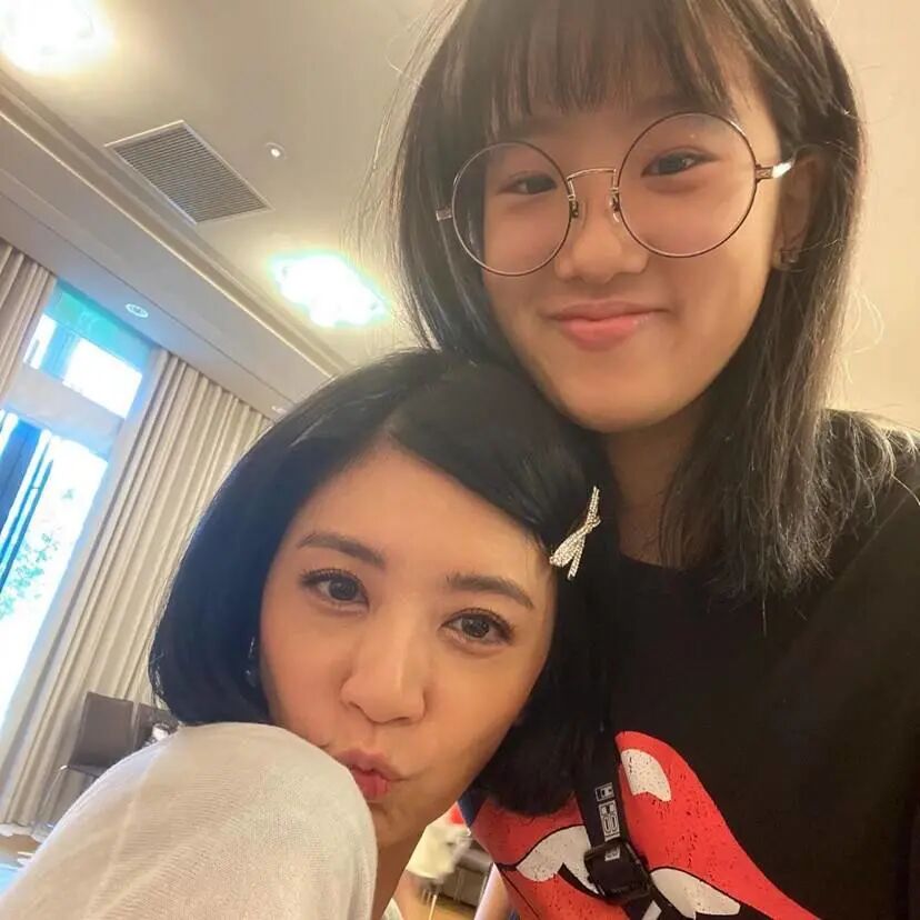 贾静雯女儿真养眼 梧桐妹穿搭朴素气质邻家 咘咘波妞大长腿瞩目 服装搭配师main 八卦帝