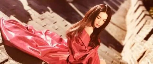 温碧霞在长城上拍照引热议，着装奔放秀身材过猛，被指亵渎了文物