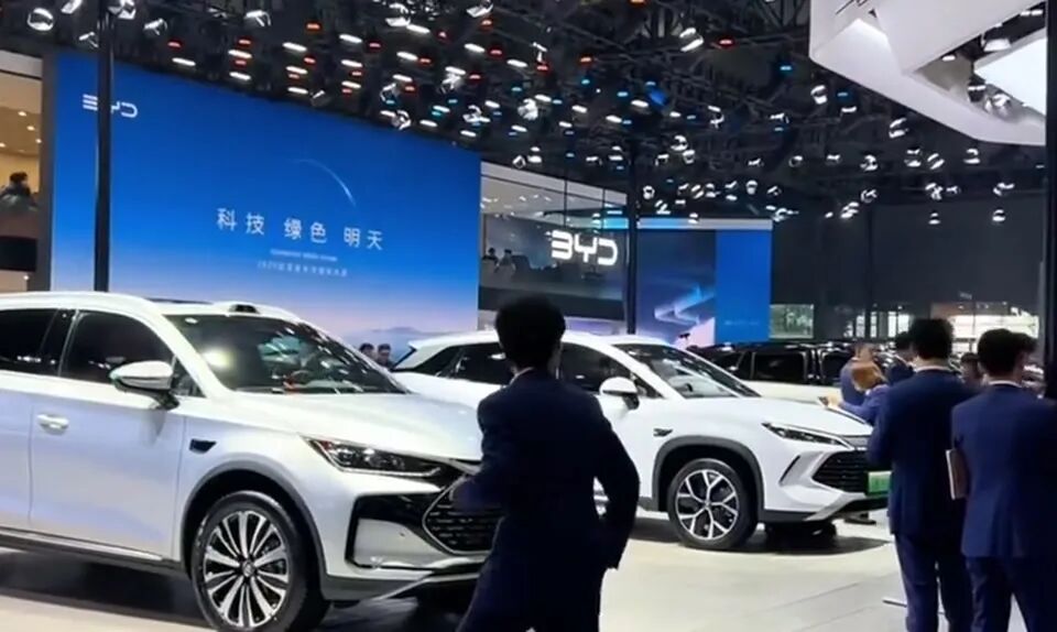 比亚迪展台，多款新能源车型展示。