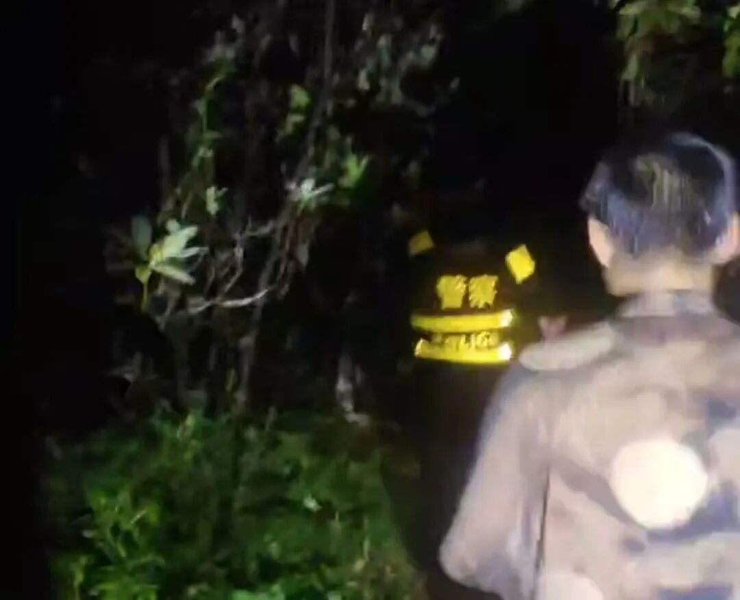 5人被山洪围困 民警逆行救援