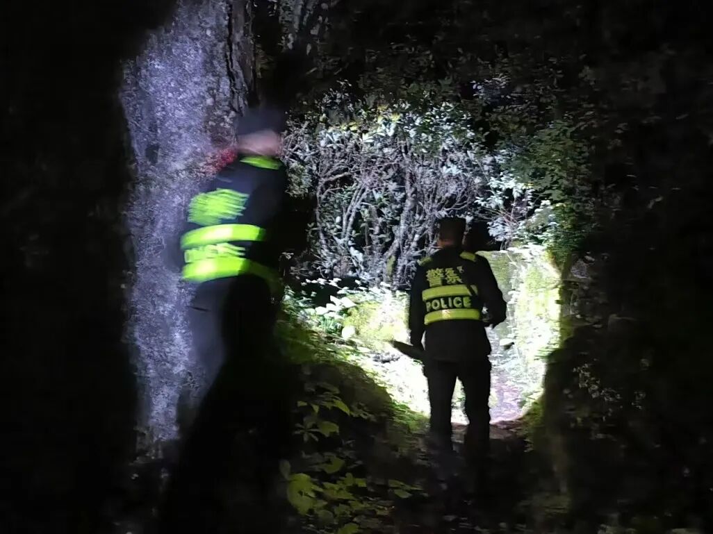 5人被山洪围困 民警逆行救援