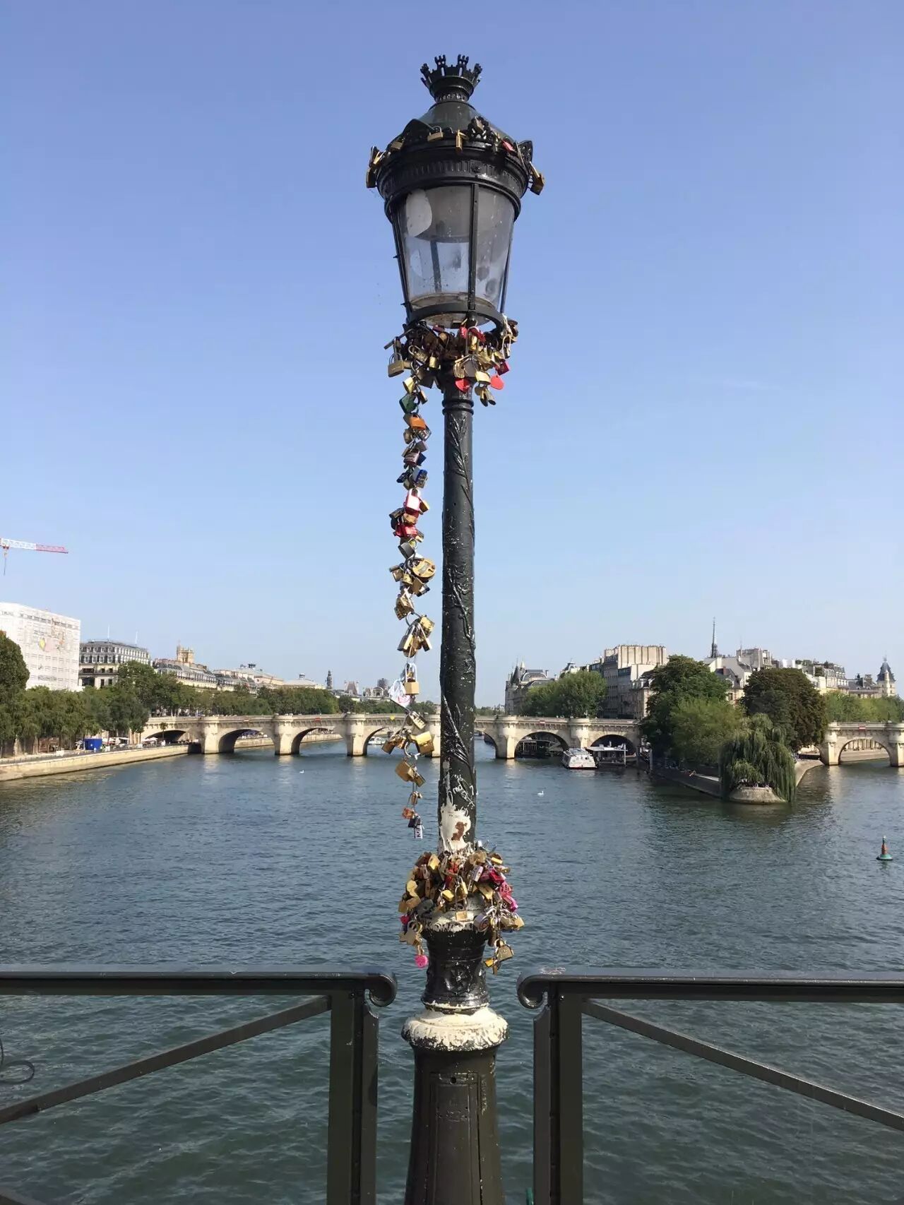 莫名其妙136 藝術橋拆除欄杆後 愛情鎖要怎麼掛 意思意思 微文庫