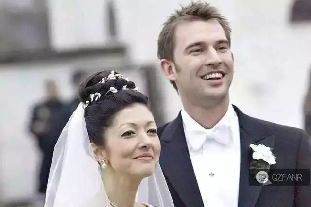 不到两年,马丁·约根森就向文雅丽求婚了,也是单膝下跪,他说:你永远是