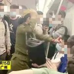 广州女子穿奇装异服地铁暴打乘客...“男人必须给女人让座”现场图片太魔幻！