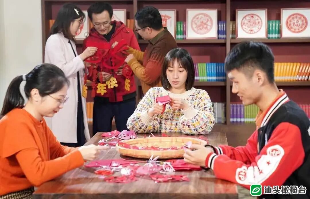 汕头市为引进的博硕士举行各种活动。