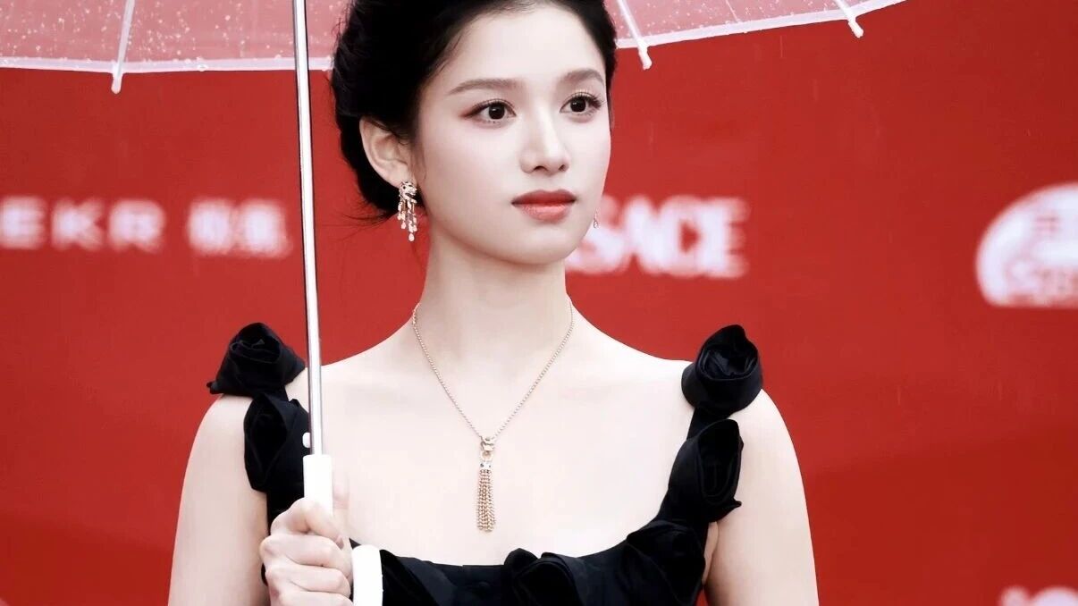 张婧仪拎的垃圾袋,竟然要1万多元?