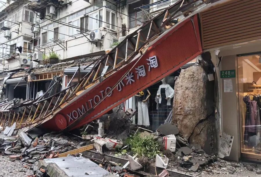 上海一商业街门头连片坍塌