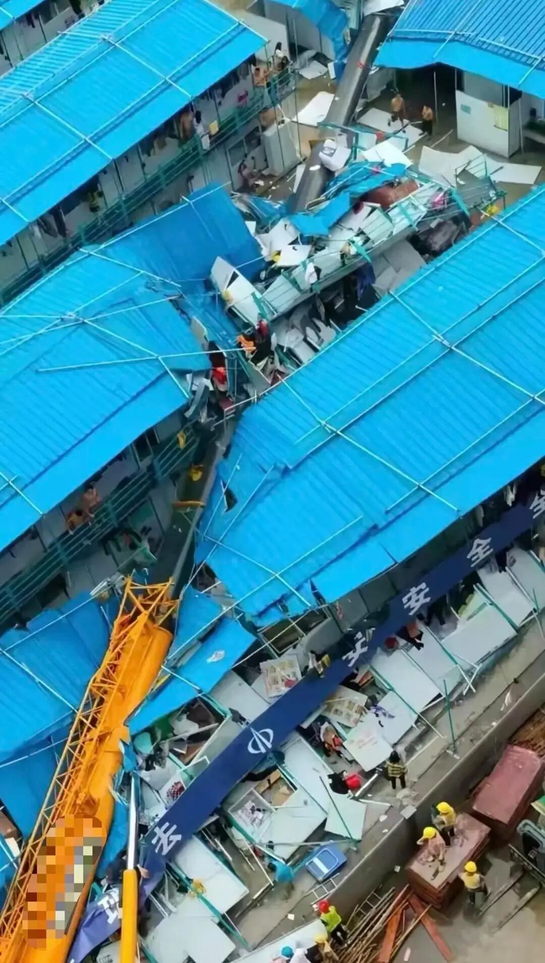 广东一工地突发吊车倾翻事故,知情人称被砸临时板房是工人宿舍,当地