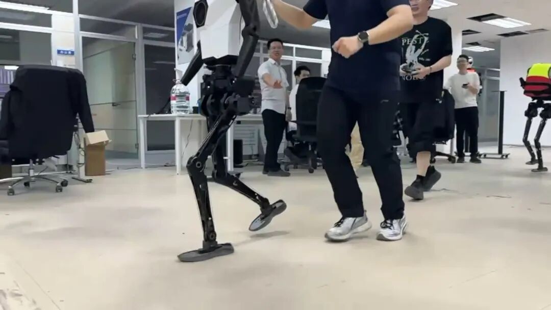 河南人形機(jī)器人半馬續(xù)航第一，兩個(gè)月后將有新產(chǎn)品發(fā)布