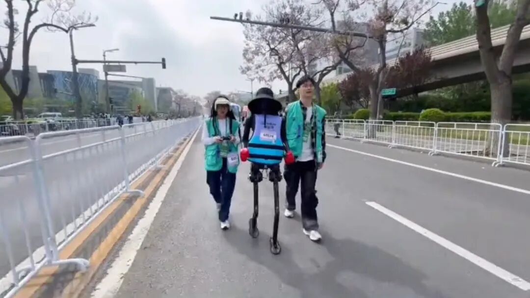 河南人形機(jī)器人半馬續(xù)航第一，兩個(gè)月后將有新產(chǎn)品發(fā)布