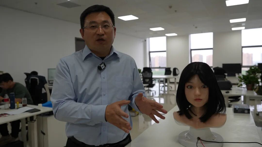 河南人形機(jī)器人半馬續(xù)航第一，兩個(gè)月后將有新產(chǎn)品發(fā)布