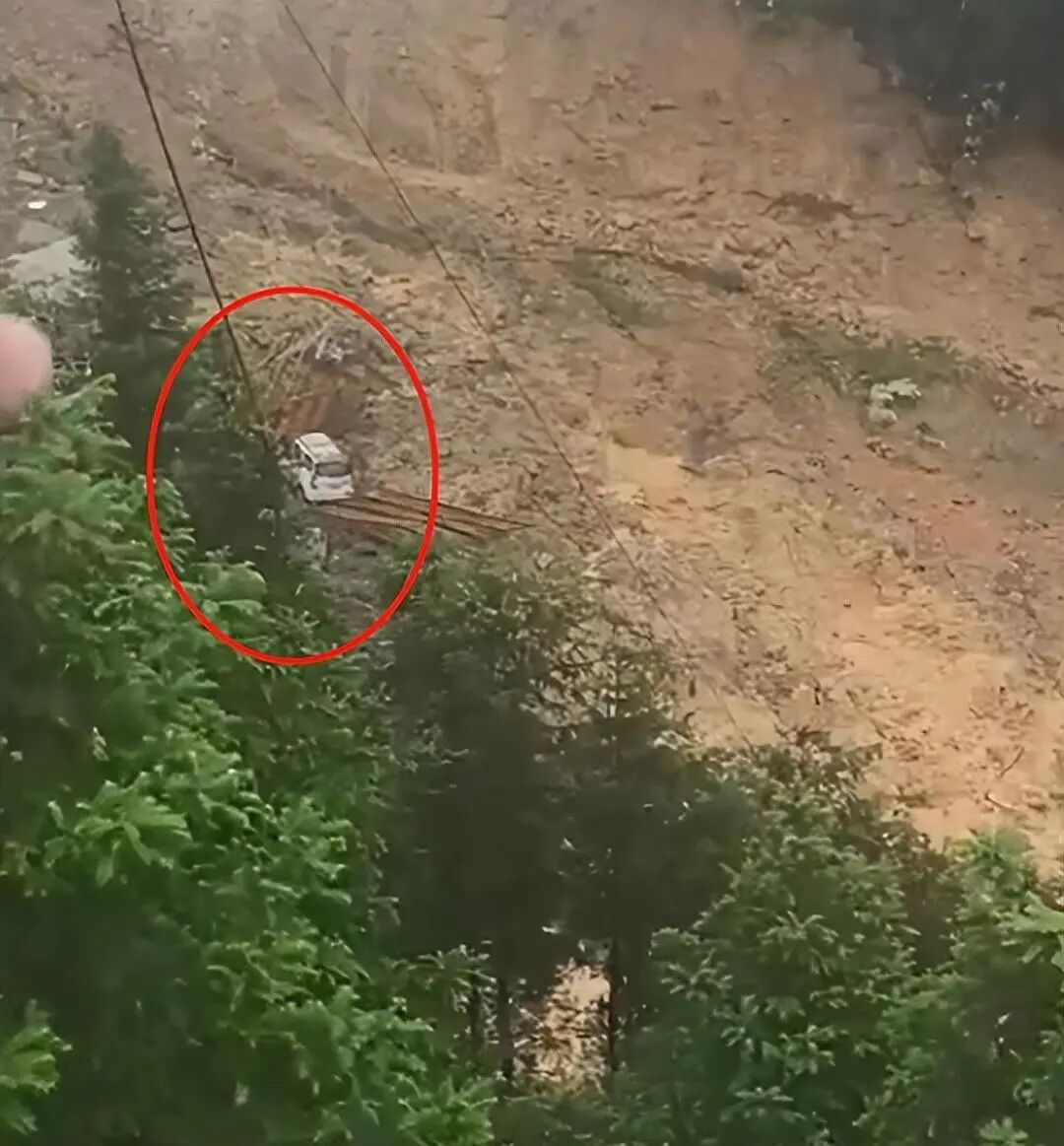 大桥垮塌疑多车掉落