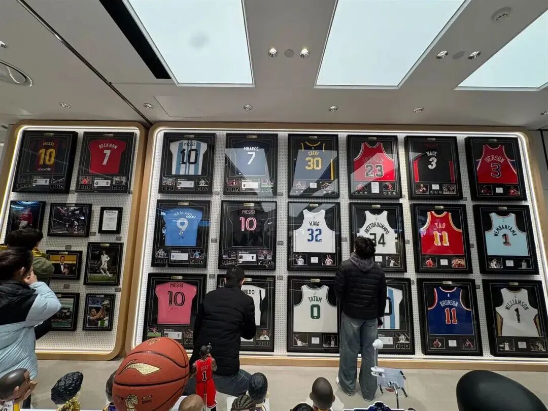 胖东来新店的球星球衣专柜