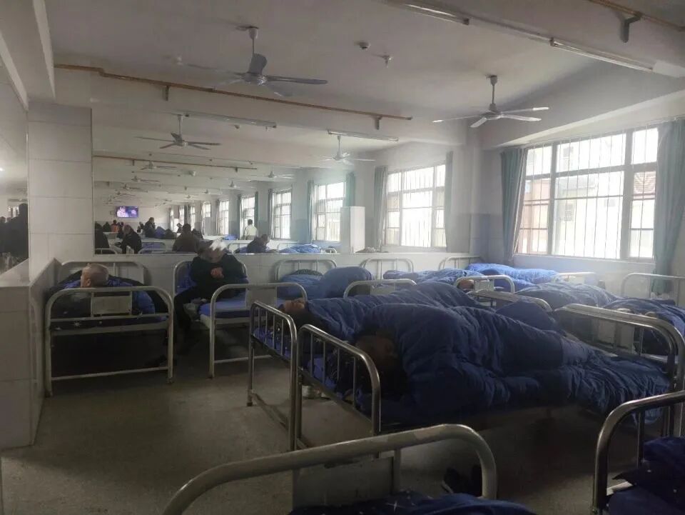 在宜昌夷陵康宁精神病医院，仅一个科室就住了160余人，大厅里也摆满了病床。 新京报记者 韩福涛 摄