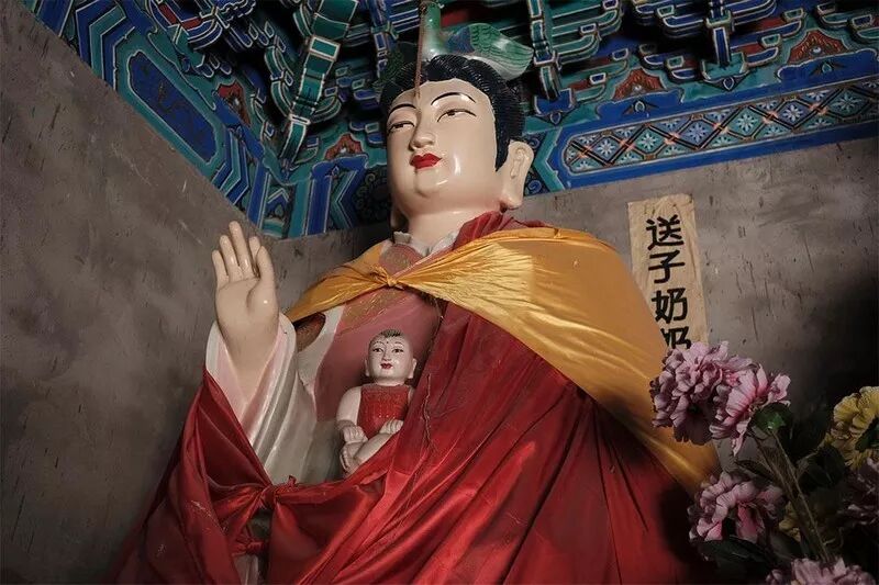 怀里抱个方向盘车神,财神,药王在河北易县奶奶庙,你可以拜到想拜的