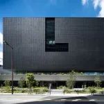 “黑盒子”体量，“漂浮”的钢结构美术馆建筑