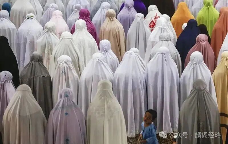 壮观！印尼穆斯林举行祷告迎接斋月_手机凤凰网