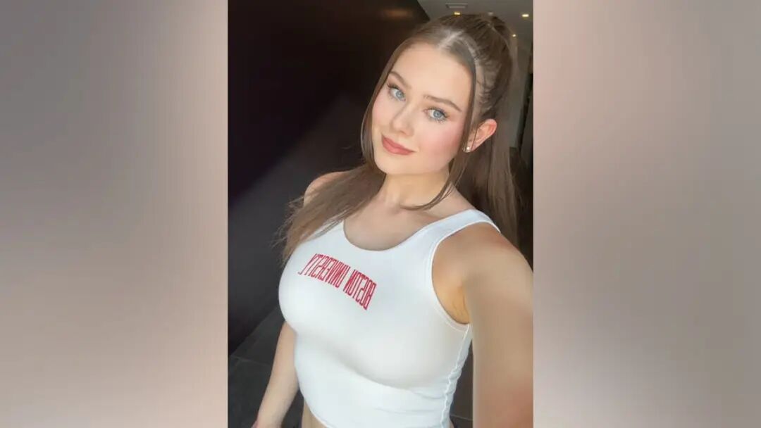 OnlyFans明星兼大学生Shayna Loren摆姿势自拍