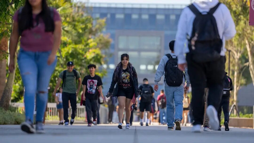 学生们在大学校园内行走